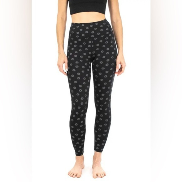 Nanette Lepore Pants - Nanette Lepore Play Black Daisy Foil 7/8 Leggings‎ Size Large.